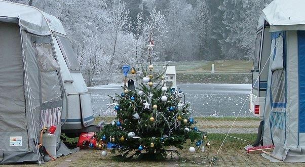 Weihnachtsbaum auf dem Campingplatz